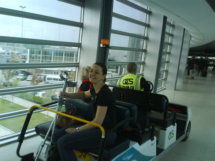 Ulrika tycker det är lite pinsamt att åka handikappbil på flygplatsen