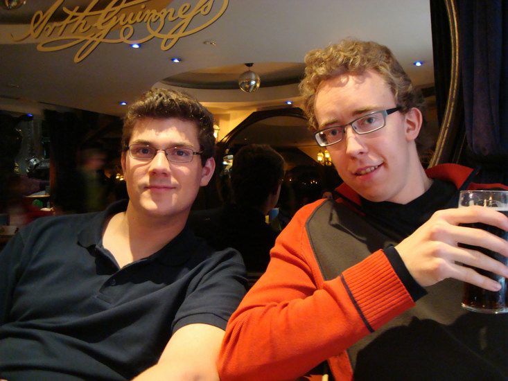 Henrik och Marcus dricker öl på Cafe en Seine