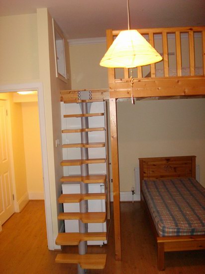 "Övervåningen" sover vi på. Sängen nertill ska ut, hur snyggt det än är med ett gyllene Toyotamärke