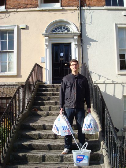 Fullpackad med nyinköpta städattiraljer - entusiasmen strålar!