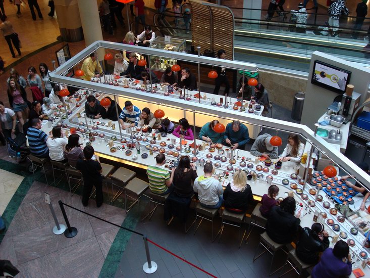 Yo Sushi - observera rullbandet där man helt enkelt kan plocka åt sig de rätter som faller en i smaken. Ett sinnrikt system säkerställer att inga rätter snurrar runt för länge.