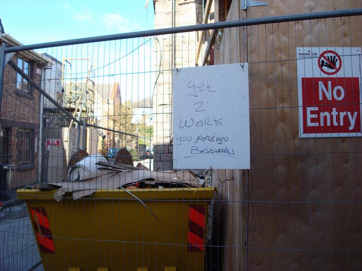 Skylt funnen på byggarbetsplats bakom vårt hus. Det sägs att polackerna lämnar landet nu när det börjar blåsa snålt, och då skulle ju irländarna själva bli tvungna att göra ett handtag på byggena!