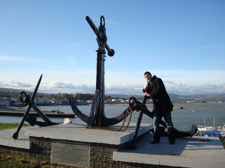 Henrik larvar sig. I bakgrunden Wicklow town.