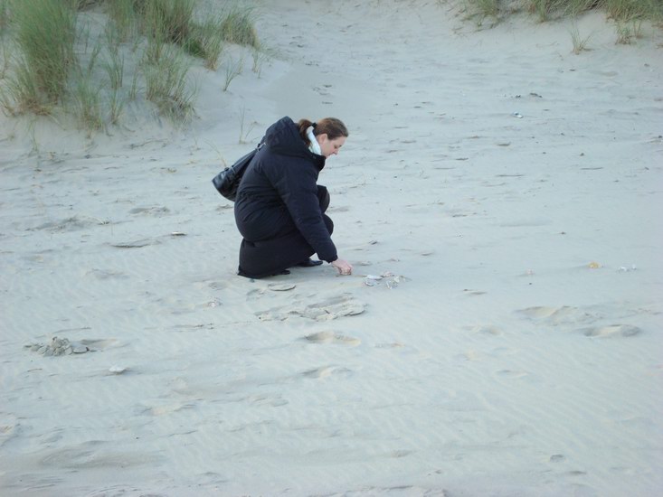 Ulrika plockar snäckor