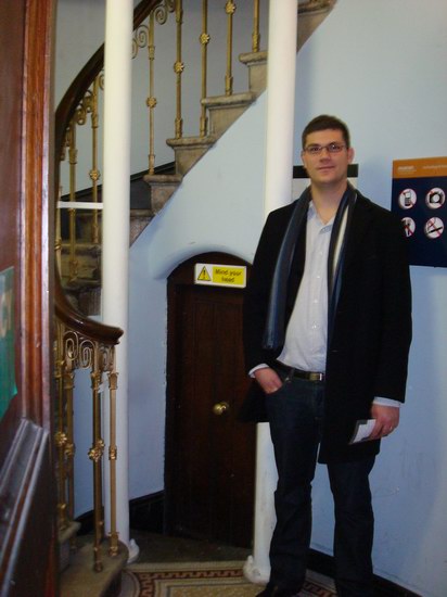 På National Museum. Skylten lyder "Mind your head"...