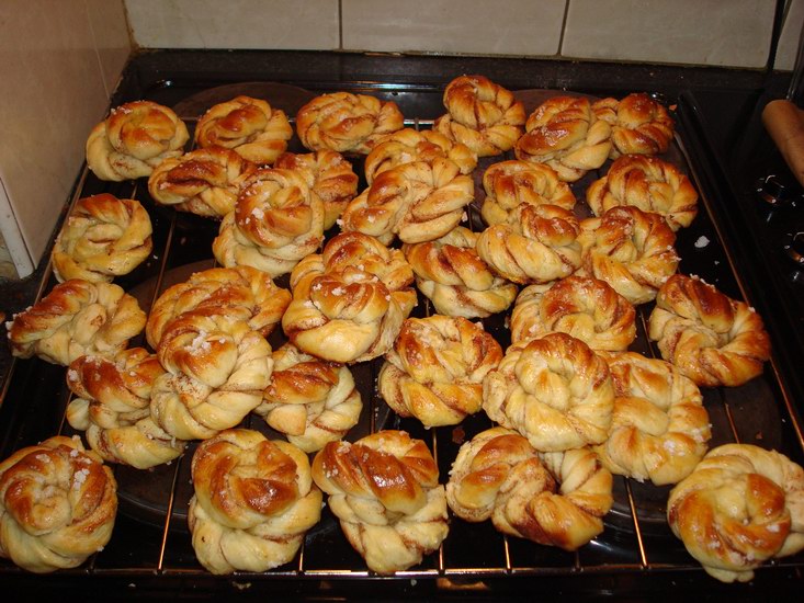 80 stycken totalt. Observera Henriks hemmagjorda pärlsocker :)