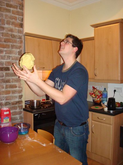 Vi bakade lussebullar och tog med till England. Henrik har svårt att motstå att bolla med degen...