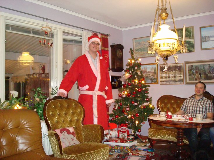 Henrik missade årets jultomte för han var ute och köpte tidningen...