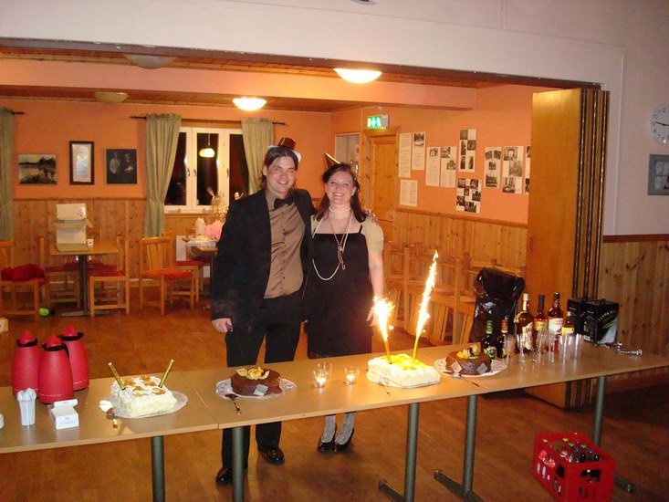 Värdparet på trettioårs-, förlovnings- och nyårsfesten!