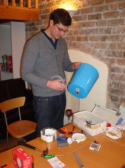 Henrik utvärderar situationen innan arbetet kan sätta igång