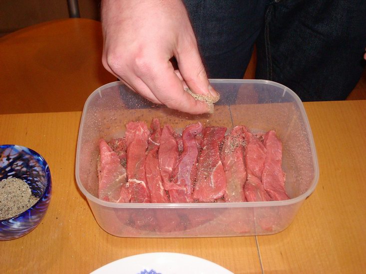 Köttet - rostbiff i detta fall - marineras två dygn i salt, svartpeppar, koriander och rödvinsvinäger.