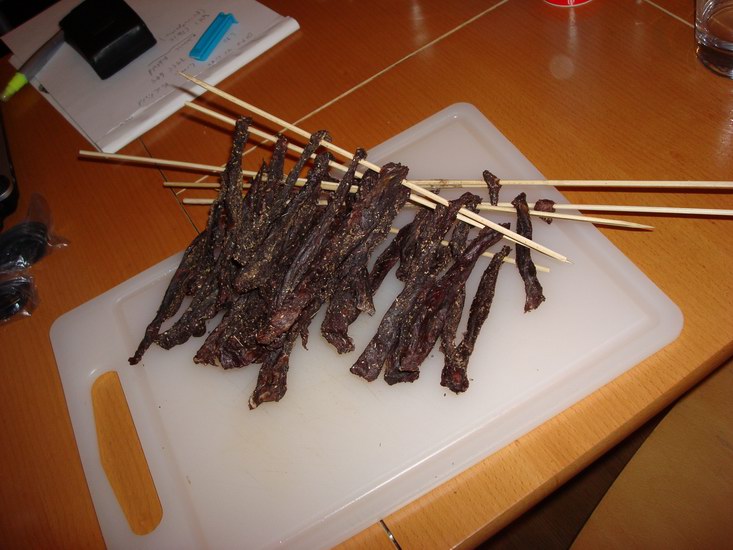 Resultatet - fantastiskt kryddad biltong som går åt alldeles för snabbt!