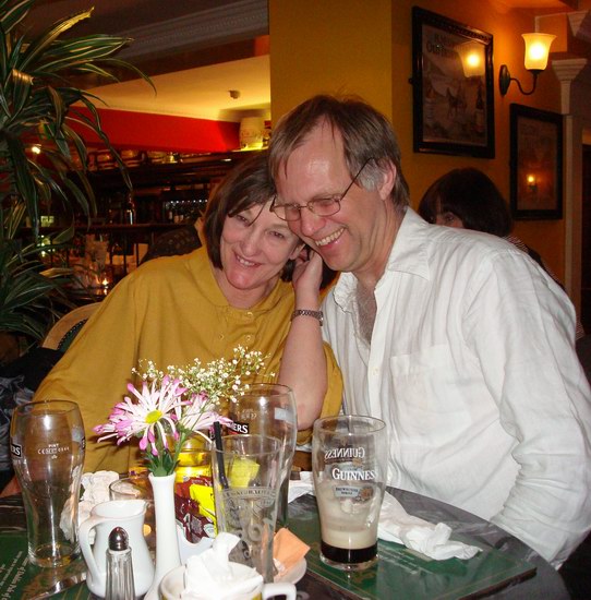Anders och Sheila - vi äter middag på favoritpuben The Dropping Well