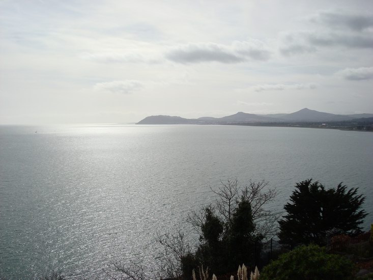 Utsikt från kustvägen i södra Dublin. Närmast havet, utom synhåll på bilden, går pendeltåget DART några meter över havsytan.