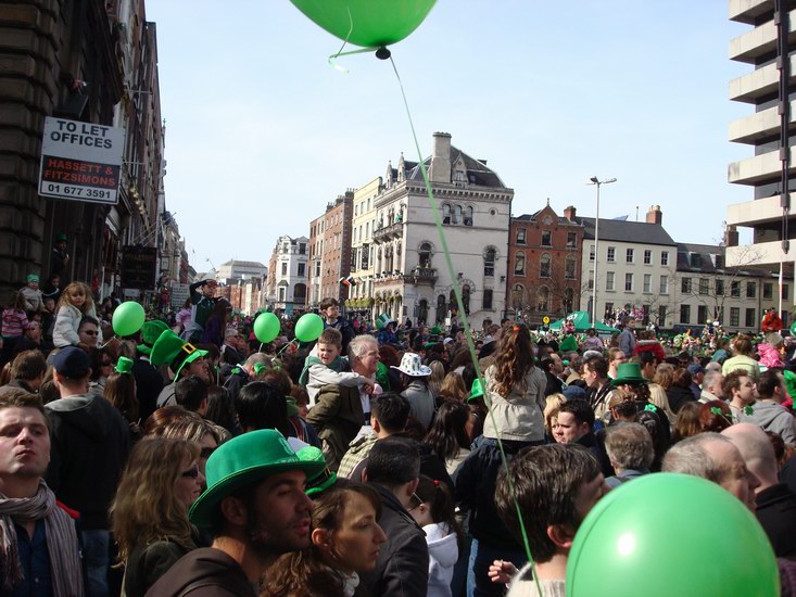 Paddys day-paraden (eller snarare en folksamling som försöker se den)