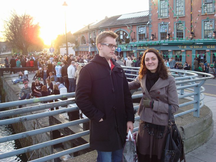 Folkfest på och utanför puben The Barge! Déjà vu från studenttiden!