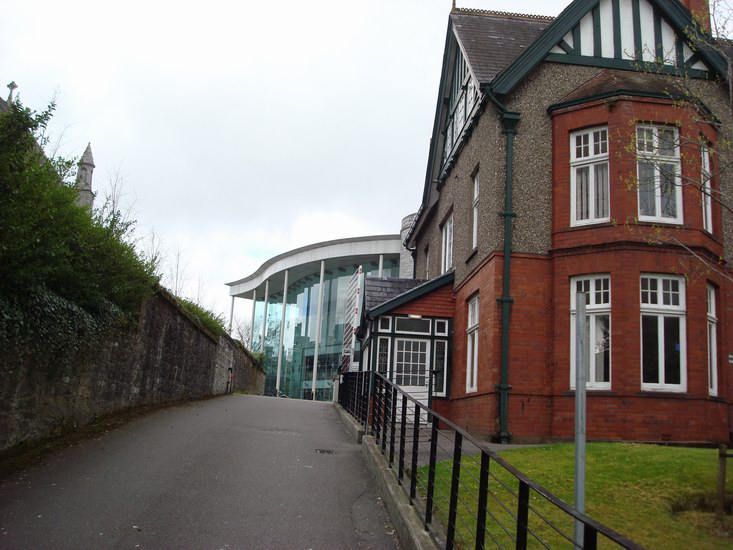 University College Cork - båda byggnaderna är en del av universitetet.