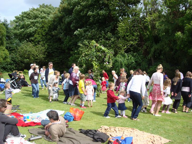 Ca 80 svenskar firar Midsommar!