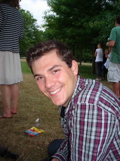 Observera tomt champagneglas och tom bilpåse i bakgrunden ;)