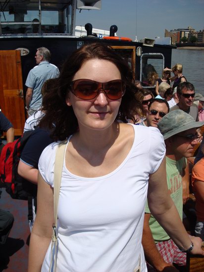 På väg till Greenwich på Themsen, obs coola Oakleyglasögon