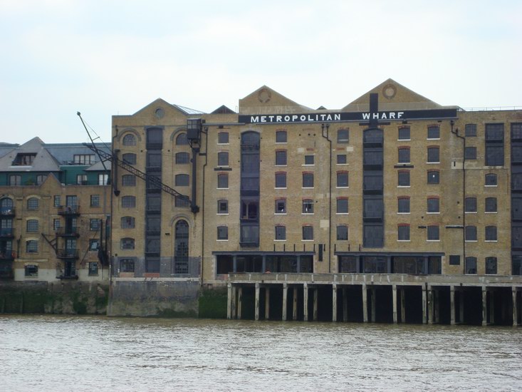 Vi passerade Metropolitan Wharf, i vars vindsvåning vi för första gången träffades på en fest hos norrmannen Tommy!