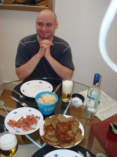 Jan har lagat tjeckisk mat till oss - Bramborak (liknar raggmunk) med sauerkraut och knaperstekt bacon