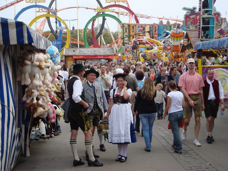 ...och tivoli. Överallt fullt med lederhosen och tradionella tyska klänningar