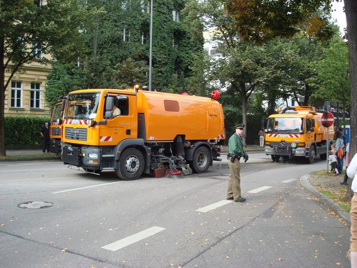 100m efter sista ekipaget kom dessa tre renhållningsbilar. Alla fördomar uppfylls.
