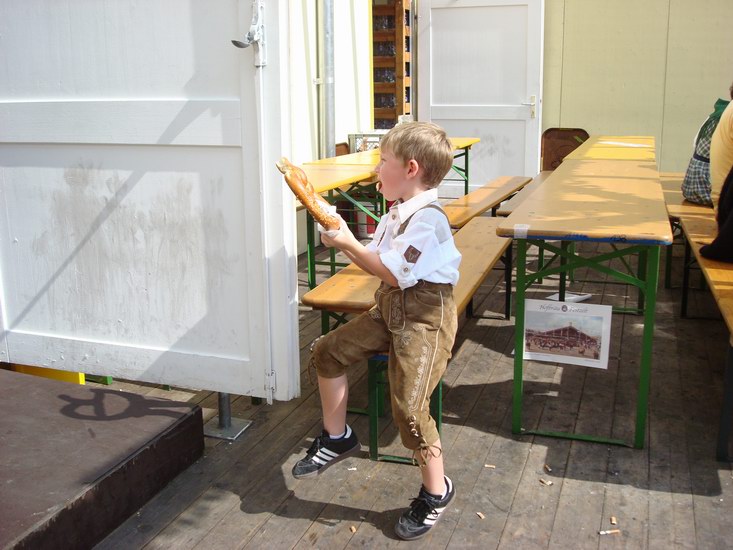 Det gäller att från späd ålder indoktrineras i traditionerna