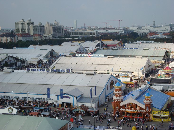 Festivalområdet består av två delar: öltält stora som ishallar...