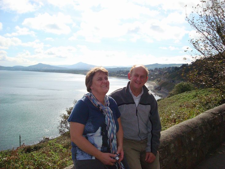 Anette & Bobi. På väg upp i bergen.