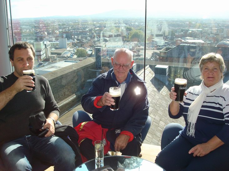 Peter, Jack och Britt avnjuter Guinness i baren högst upp i bryggeriet.