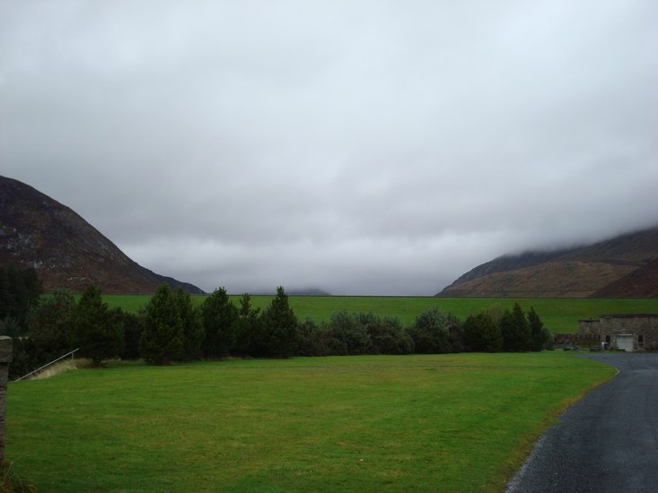Molnen ligger lågt över dammen. Utsikt nerifrån.