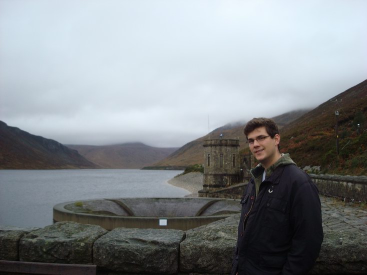 Henrik framför dammens ena hörn.