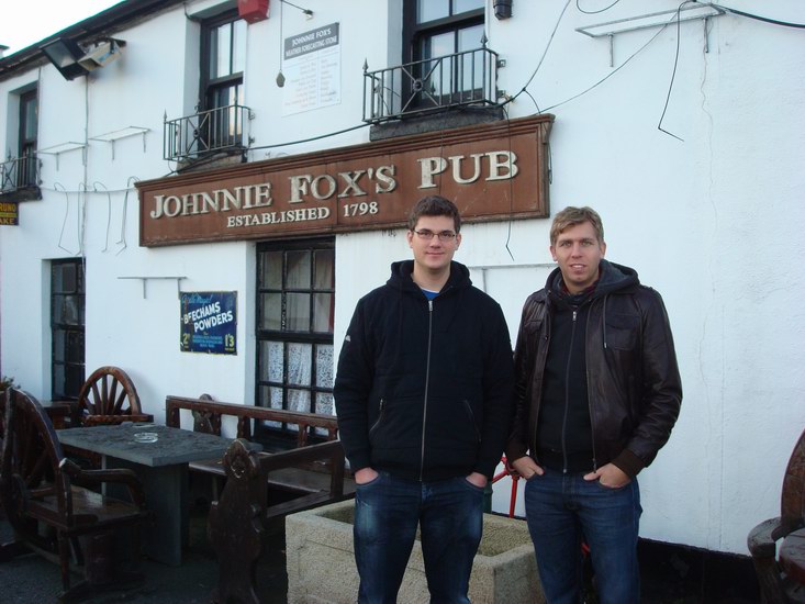 Henrik och Olsen utanför Johnnie Fox's