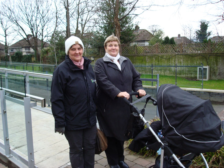 Mormor Britt och moster Anette kör vagnen säkert