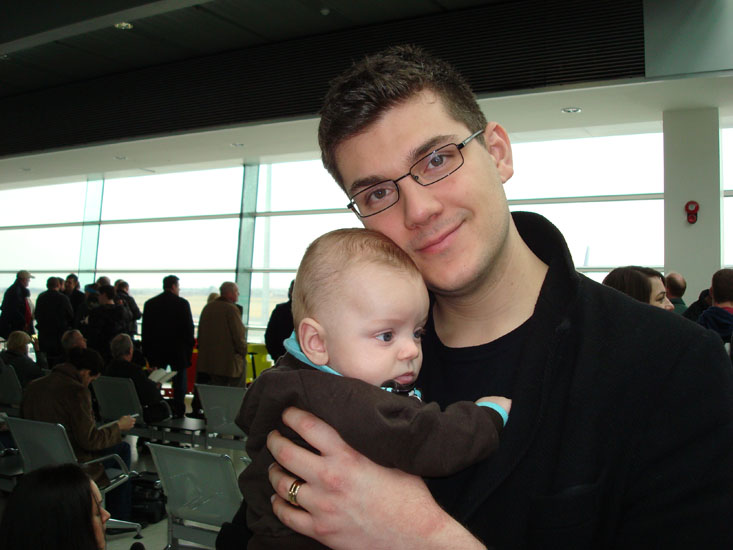 Oscar och pappa på Dublin Airport