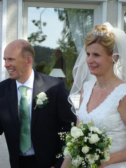 Det lyckliga brudparet Anders och Cecilia som fick helt underbart väder på sin bröllopsdag!