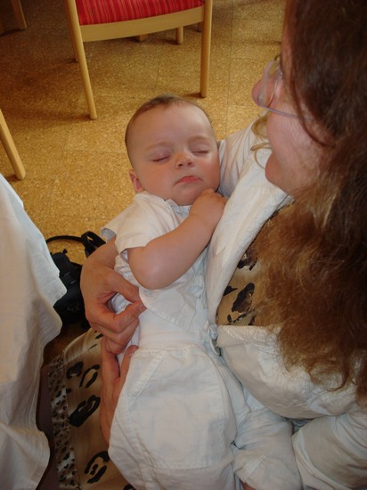 Oscar somnade i farmors famn efter dopet