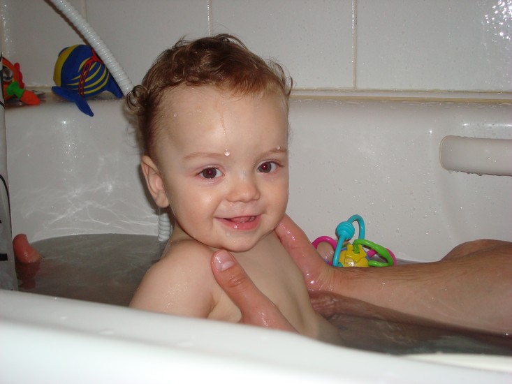 Fortfarande väldigt förtjust i att bada och hatar fortfarande att ta på sig kläder efter badet