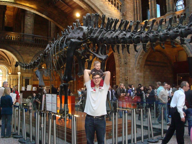 På Natural History museum, Oscar älskar att åka på pappas axlar
