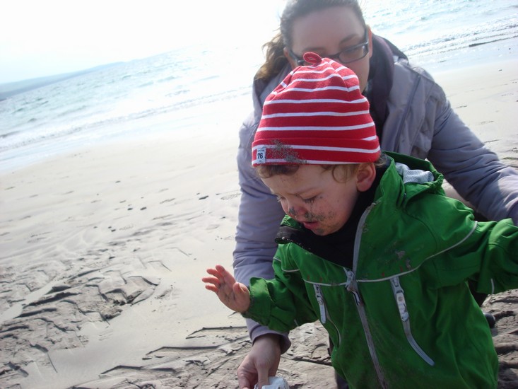 Långhelg i Kerry i mars. Oscar tyckte om stranden trots att det första han gjorde var ett störtdyk med ansiktet ner i blöt sand.