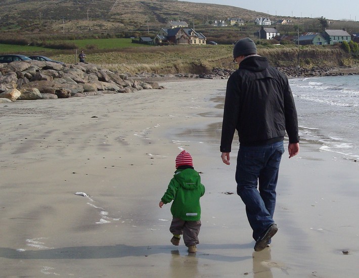Oscar och pappa på strandpromenad.
