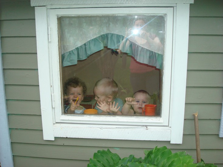 Oscar och kusinsbarnen Liam och Lova har roligt i Ulrikas gamla lekstuga.