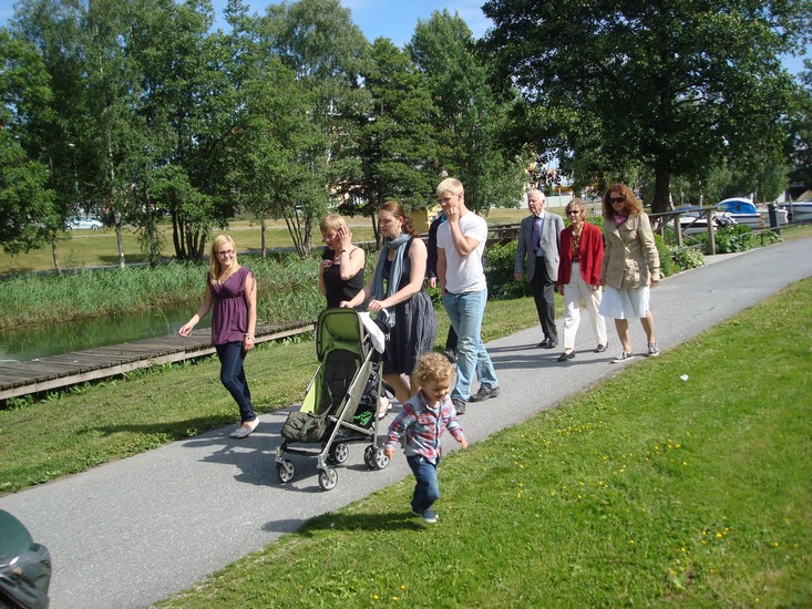 Hela Stockholmsgänget på besök hos Oscars farmor Karin i Åkersberga.