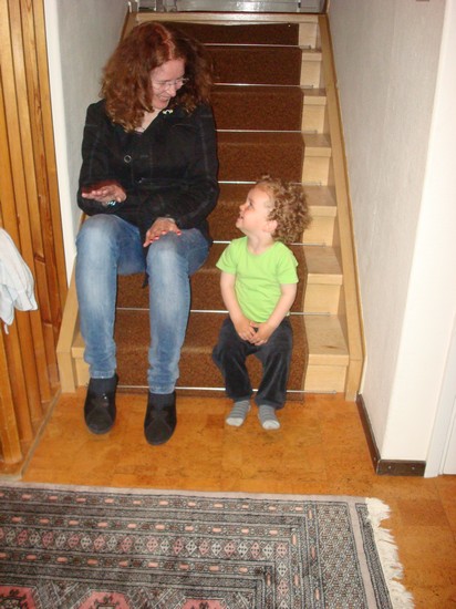 Oscar sjunger sånger med farmor.