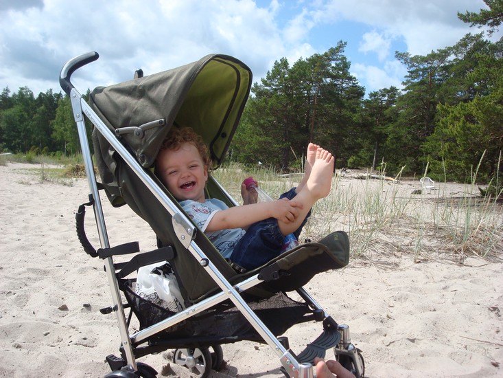 Oscar är ingen strandälskare. Han trivdes bäst skuggan i vagnen så långt bort från sanden som möjligt.