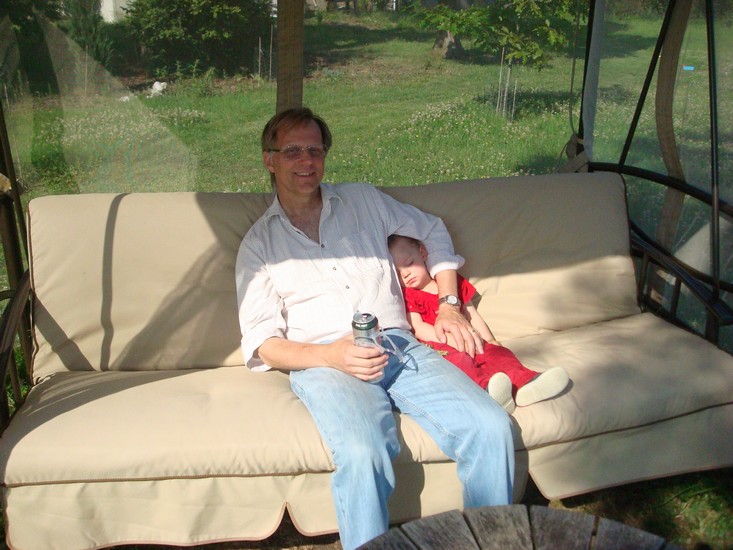 Oscar och farfar kopplar av i hammocken.