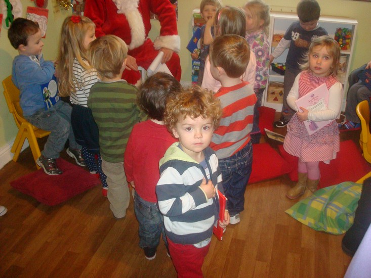 Tomten besökte dagis! Oscar var något avvaktande men gillade sin bok.