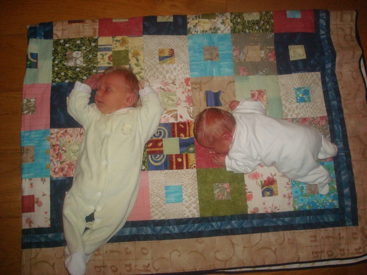 Olivia ska bli ballerina? Erik tränar sig på att lyfta sitt huvud.